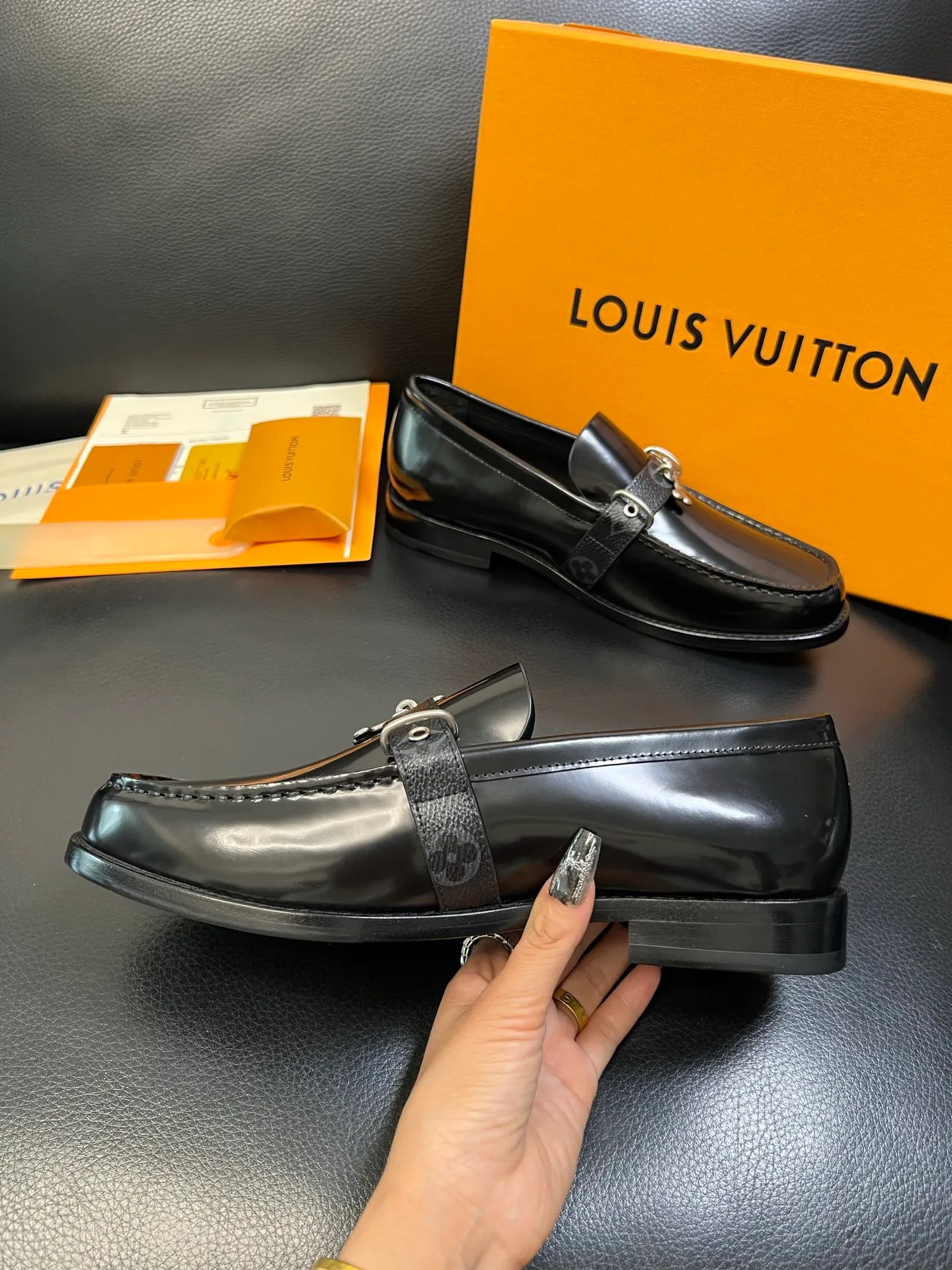 Men's shoes 💰920 Lv high quality top crafts Louis Vuitton leather shoes counter synchronized with original factory configuration, uppers imported from Italy, imported water-dyed cowhide lining, soles: original genuine leather soles specially provided by the original factory, original factory and single goods, welcome to compare, code number 39-44 (customized 38 45 46)
